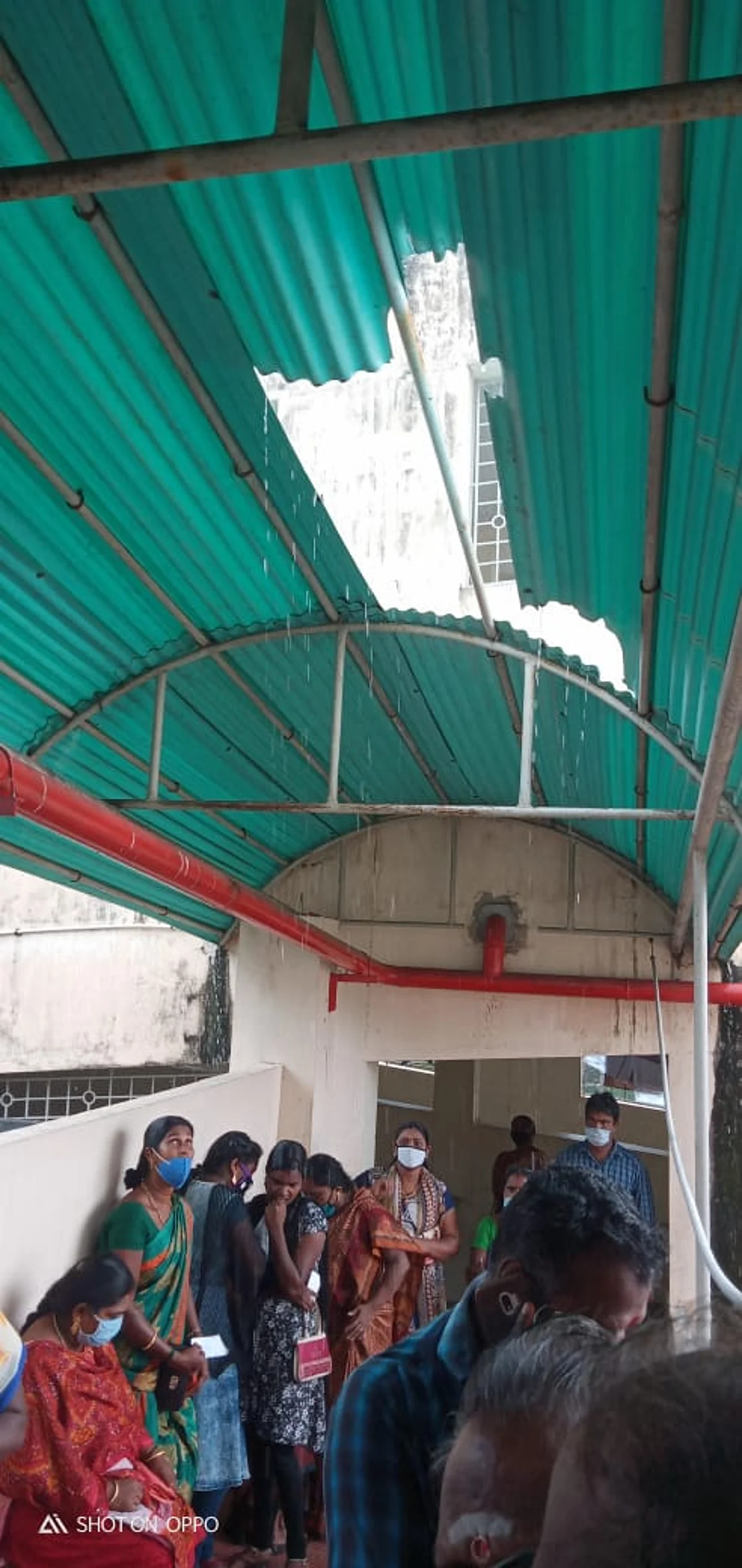 தடுப்பூசிக்கு வரிசையில் நின்ற மக்கள்..இடிந்து விழுந்த மேற்கூரை