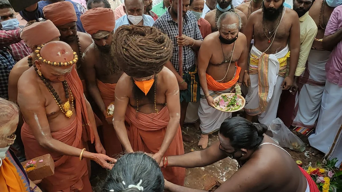 பூஜைகளை தொடங்கி வைக்கும் ஆதீனகர்த்தர்கள்