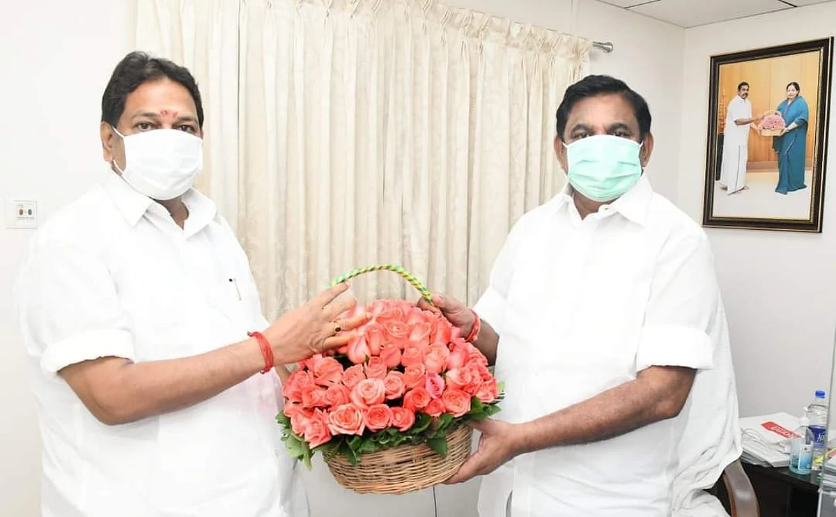 பழனிசாமிக்கு பூங்கொத்து அளிக்கும் ராஜேந்திரன்