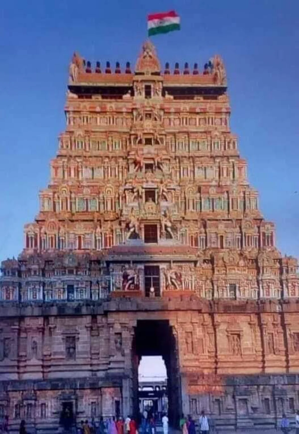 கோயில் கோபுரத்தில் பறந்த தேசியக்கொடி!