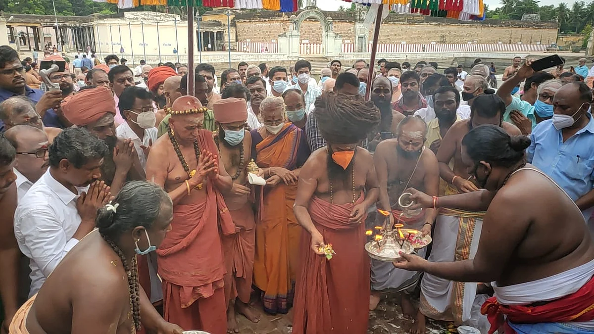 பூஜைகளை தொடங்கிவைக்கும் தருமபுரம் ஆதீனம்