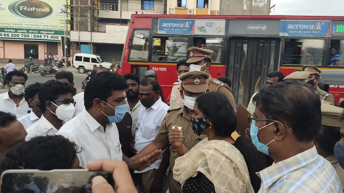 மதுரவாயல் கோயில் நில ஆக்கிரமிப்பு விவகாரம்: 4 பேர் தீக்குளிக்க முயன்று பரபரப்பு!