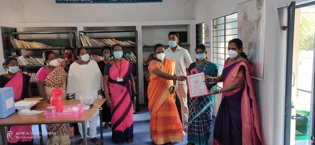 தடுப்பூசி போட்டவர்களுக்கு புடவை பரிசு