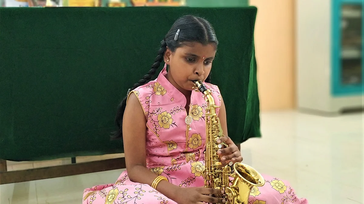 சாக்சஃபோனில் சாகசம் செய்யும் பார்வையற்ற 10 வயது பள்ளி மாணவி!