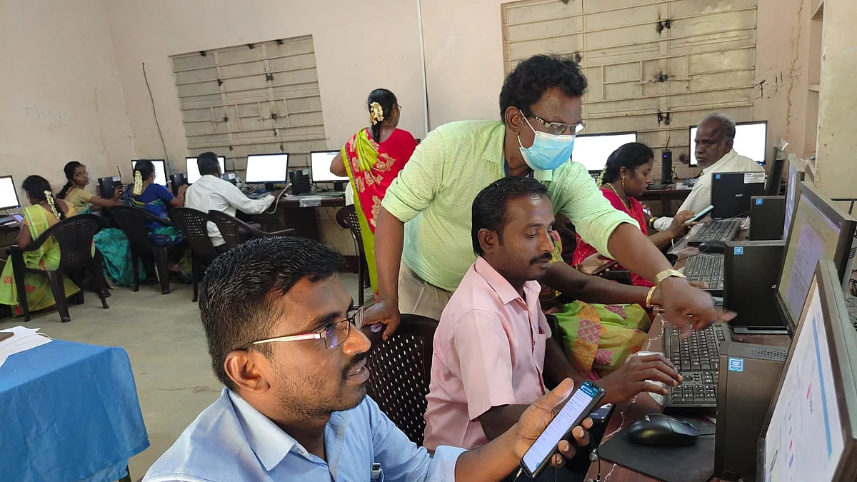 அரசுப் பள்ளி ஆசிரியர்களுக்கு அடிப்படை கணினி பயிற்சி