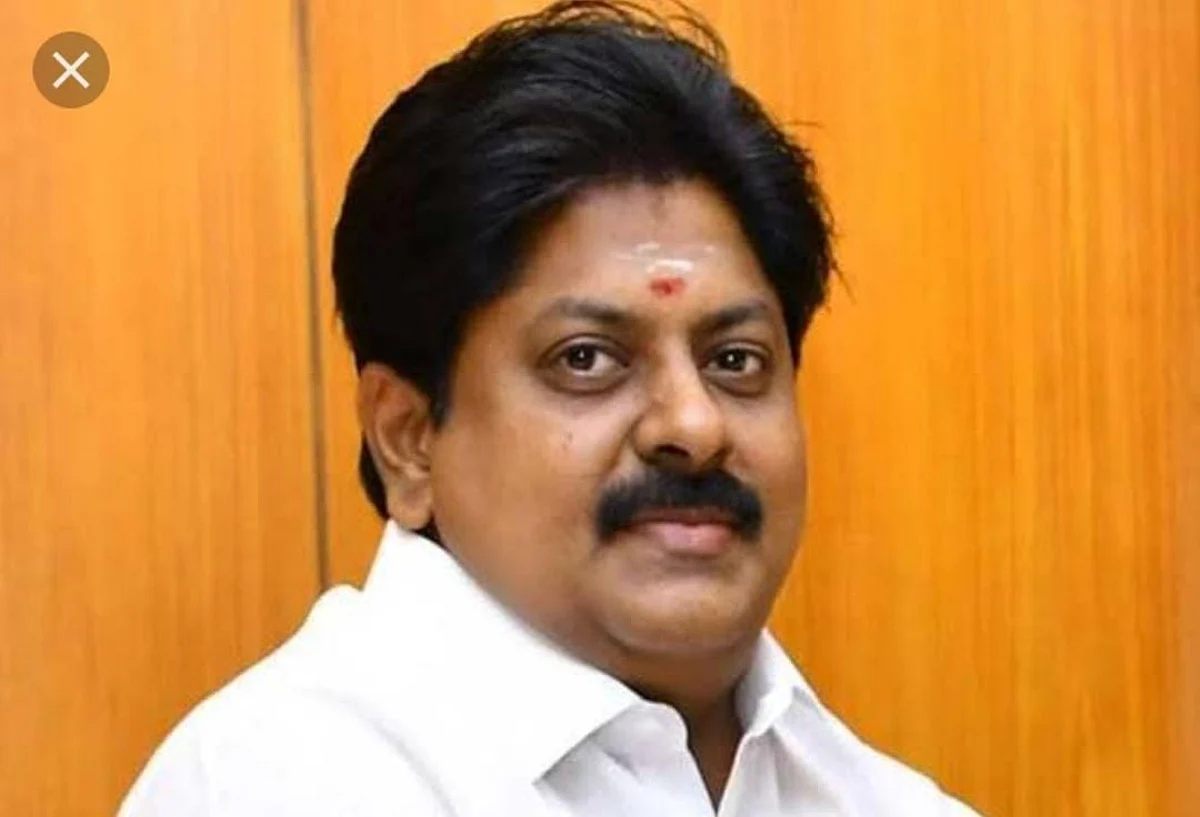 முன்னாள் அமைச்சர் மணிகண்டன் மீதான குற்றப்பத்திரிகையைத் தாக்கல் செய்வதில் தாமதம்: நடிகை புகார்