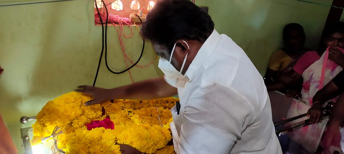 மாணவி கனிமொழி உடலுக்கு அமைச்சர் சிவசங்கர் அஞ்சலி