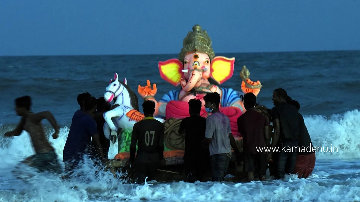 கடலில் இறக்கப்படும் விநாயகர் சிலை