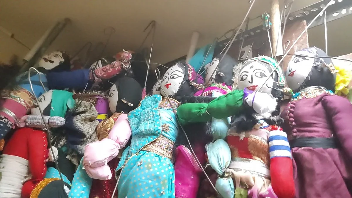 கண்ணீர் வடிக்கும் பொம்மைகள்...
