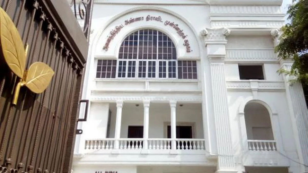 சோதனை மேல் சோதனை:
அதிரும் அதிமுகவினர், கலக்கத்தில் அதிகாரிகள்