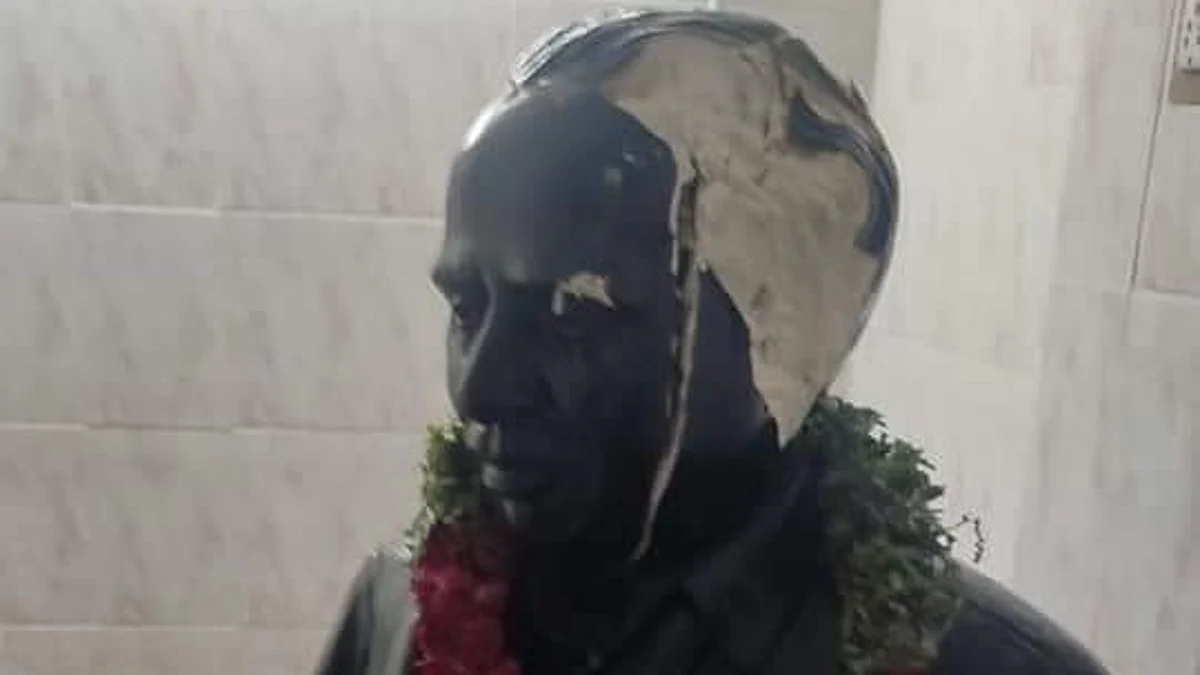 உடைக்கப்பட்ட சிலை