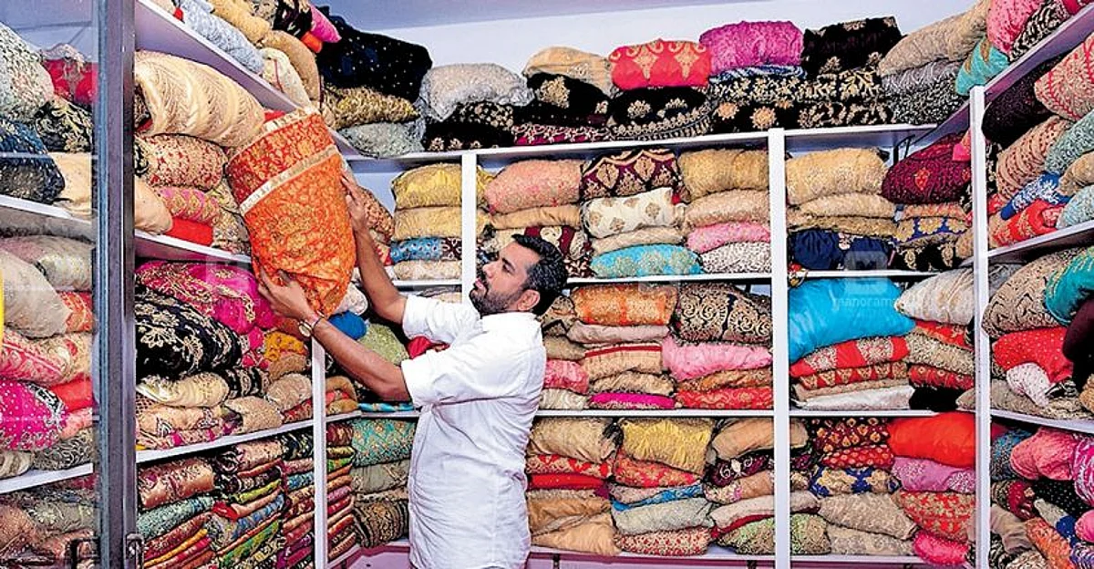 ஆடை வங்கியில் நாசர்