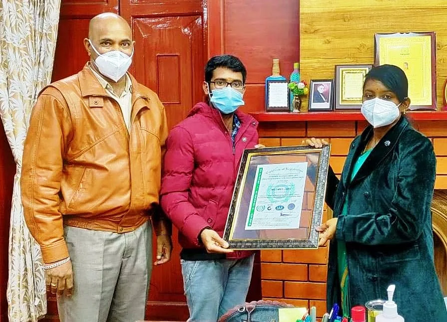 ஐஎஸ்ஓ தரச் சான்றிதழைப் பெற்றுக்கொள்ளும் மாவட்ட ஆட்சியர்