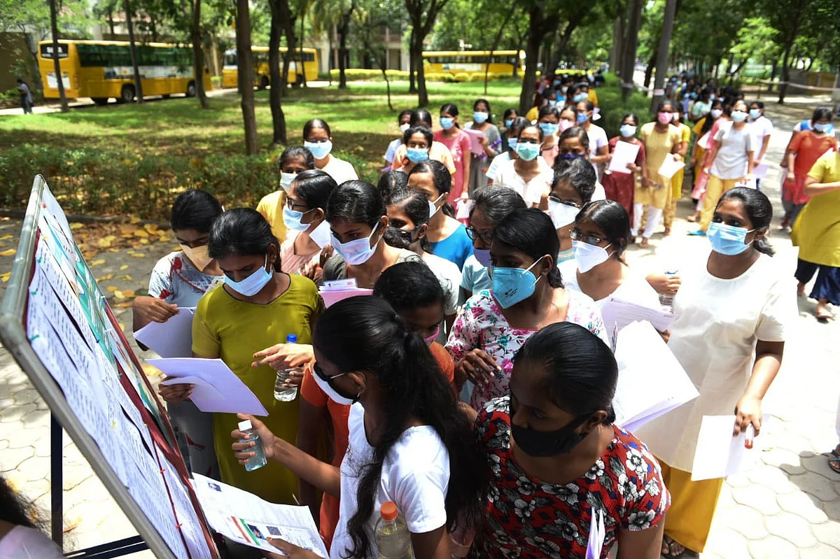 கொக்கியால் பீப் சத்தம்... கழற்றப்பட்ட மாணவிகளின் உள்ளாடைகள்: நீட் தேர்வு எழுதச் சென்றவர்களுக்கு நடந்த கொடுமை