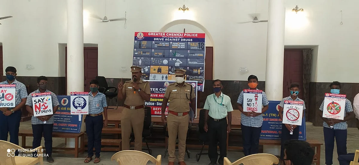 நிகழ்ச்சியில் கலந்துகொண்ட மாணவர்களுடன் காவல் துறையினர்...
