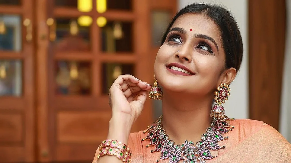 பெண்களிடம் இனி மறைக்க எதுவுமில்லை;
சமூகம் தான் தன்னை மாற்றிக்கொள்ள வேண்டும்!