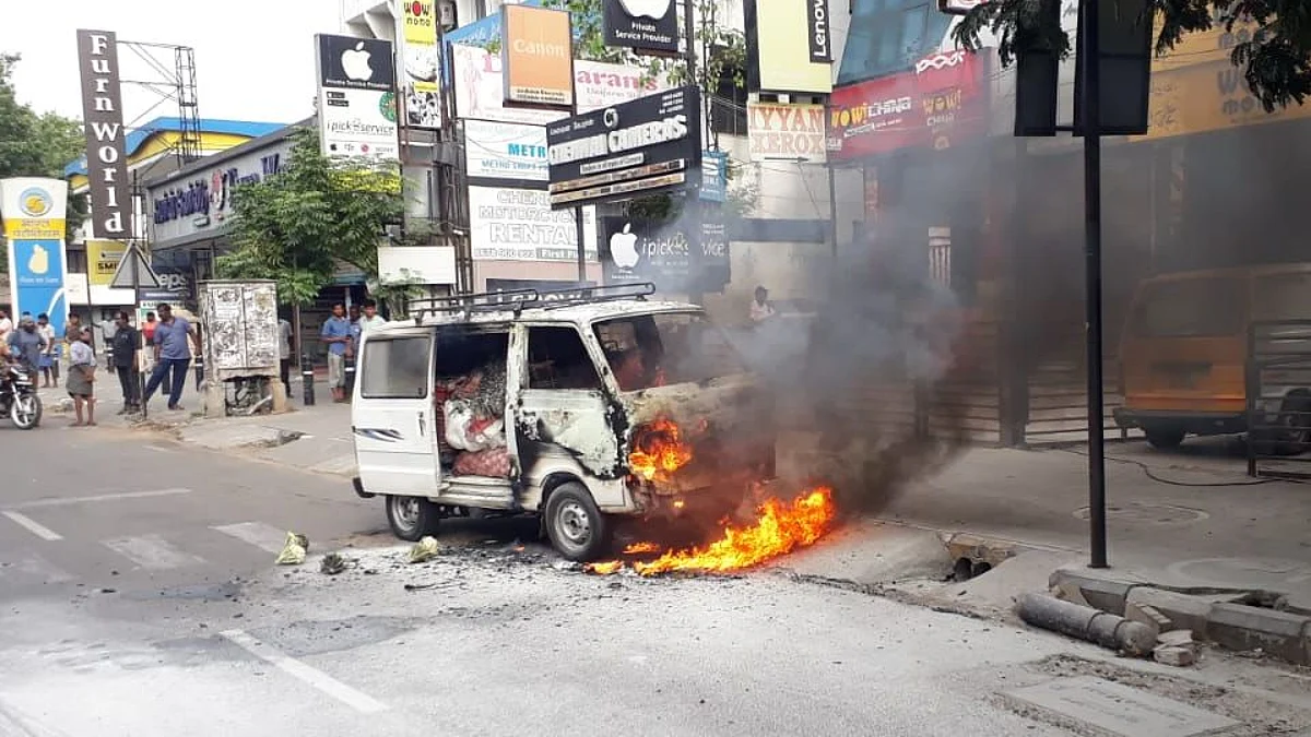 சென்னை கோடம்பாக்கத்தில் சாலையில் சென்றுகொண்டிருந்த கார் தீப்பிடித்து எரிந்ததால் பரபரப்பு