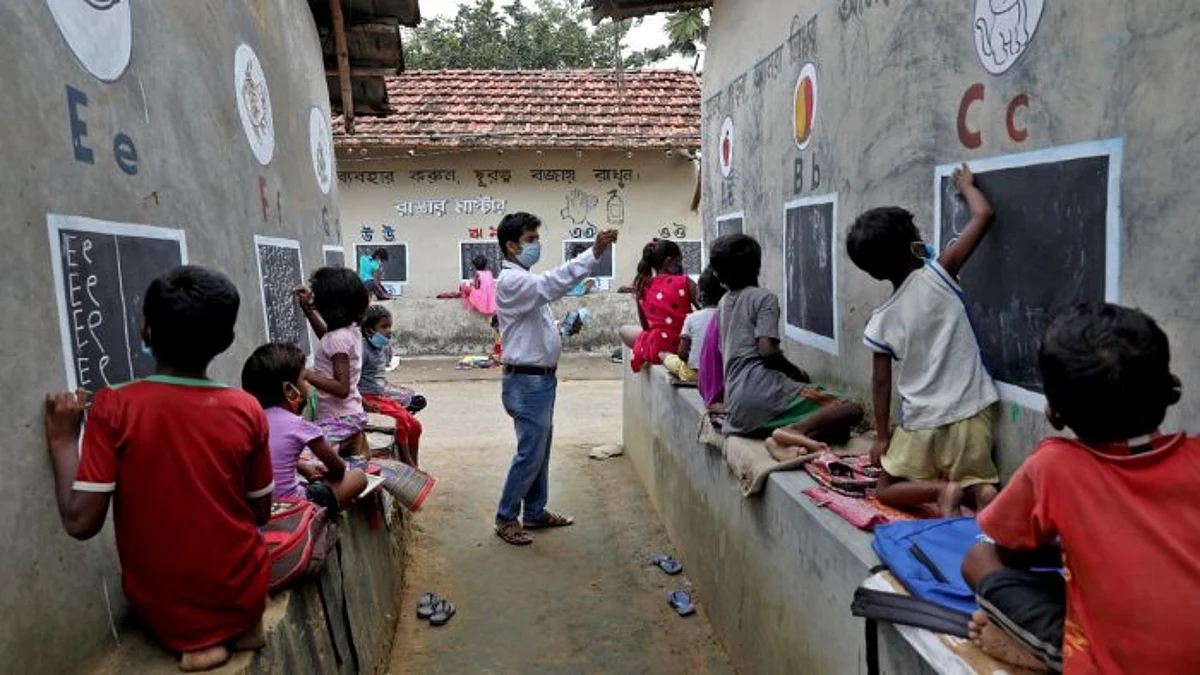 வீட்டுச் சுவர்களை கரும்பலகைகளாக்கிய ஆசிரியர்!