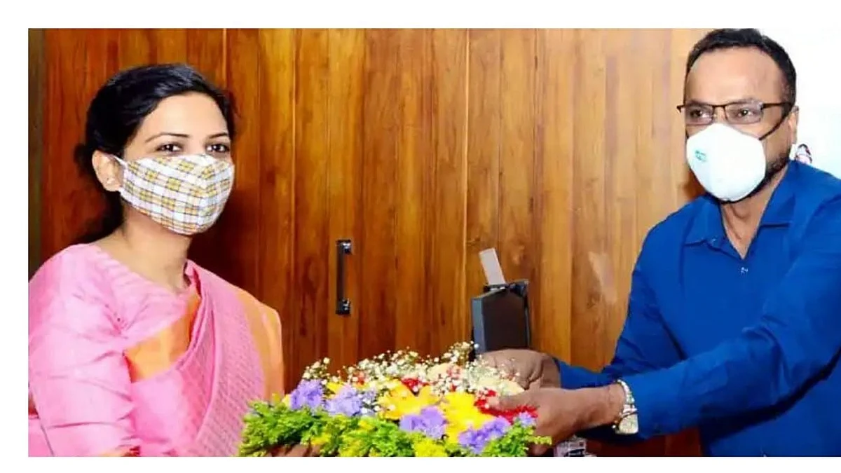 பதவி உயர்வுபெற்ற ஆட்சியர் பைக்கில் வீடு திரும்பினார்!