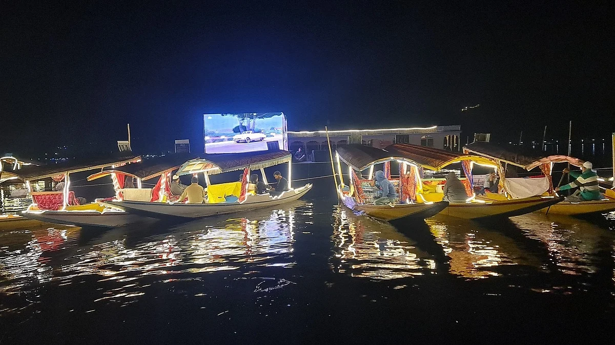 காஷ்மீரின் கண்கவர் மிதக்கும் திரையரங்குகள்