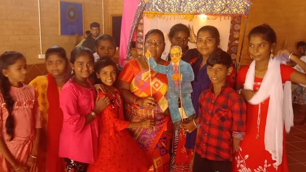 டாக்டர் அம்பேத்கர் குழந்தைகள் படிப்பக மாணவர்களுடன் சங்கரேஸ்வரி