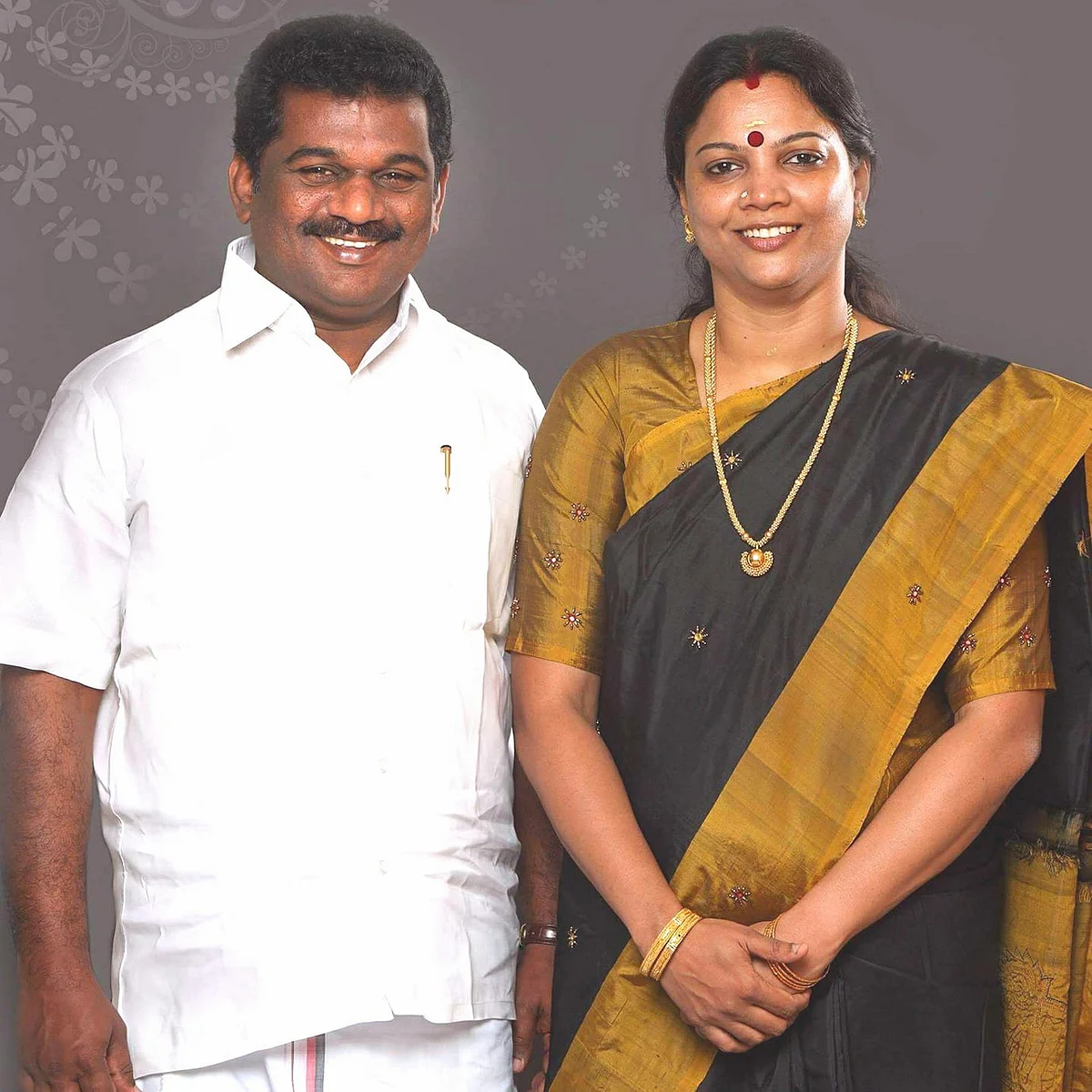 மனைவியுடன் சுரேஷ்ராஜன்