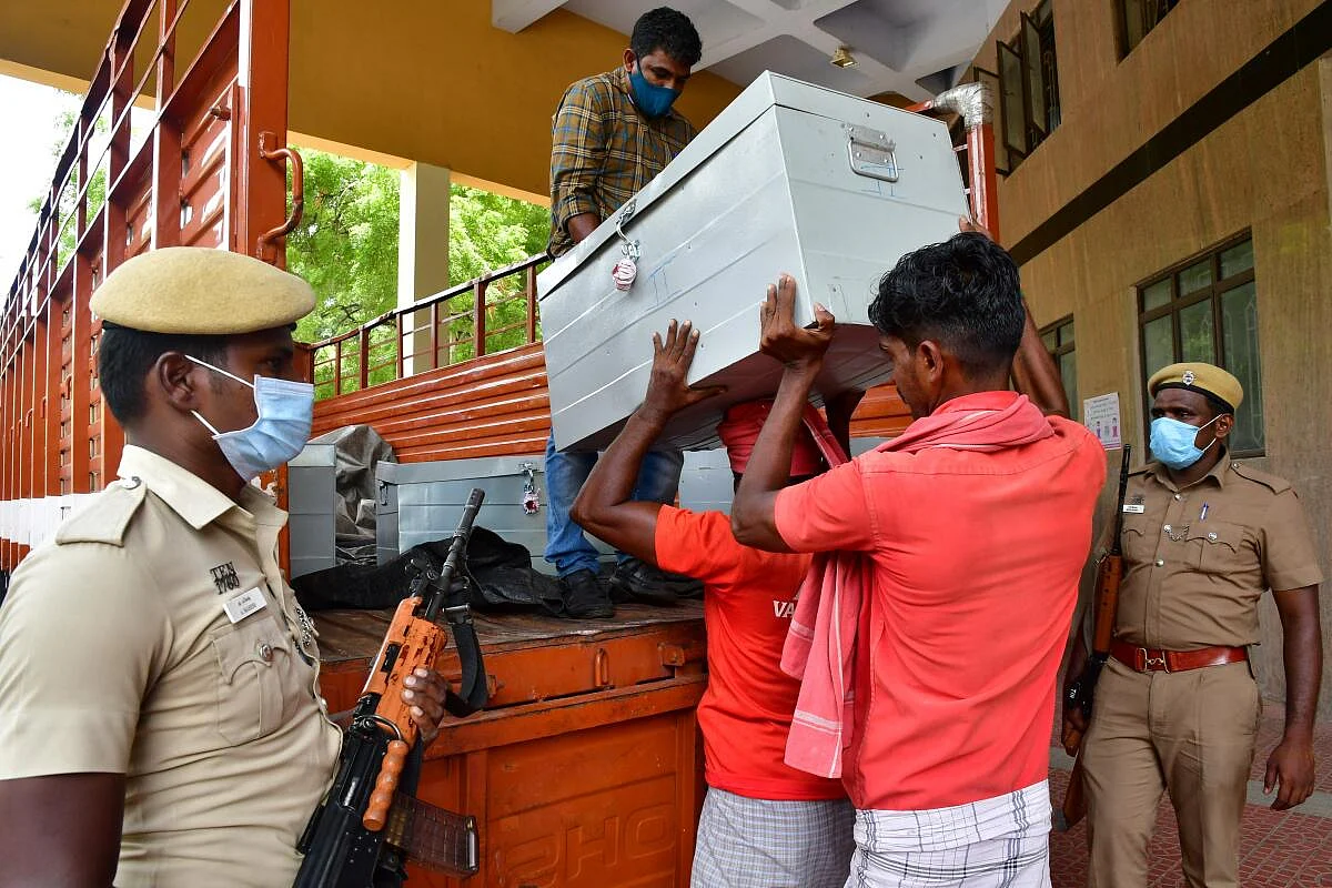 தீயாய் வேலைசெய்யும் திமுக; அபார நம்பிக்கையில் அதிமுக!