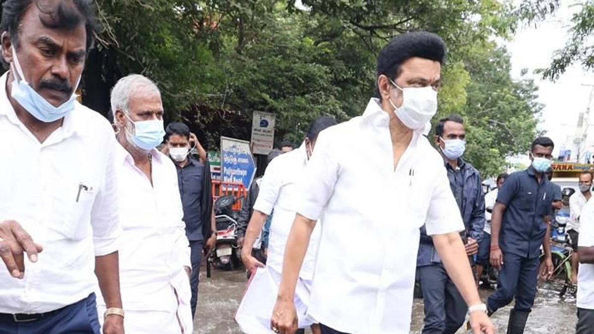 நீச்சல் தெரியாது போடா: வானதியின் கிண்டல் பதிவு!