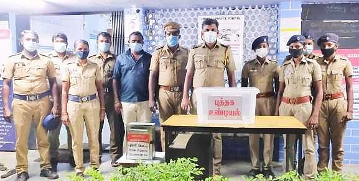 புத்தக உண்டியலுடன்...