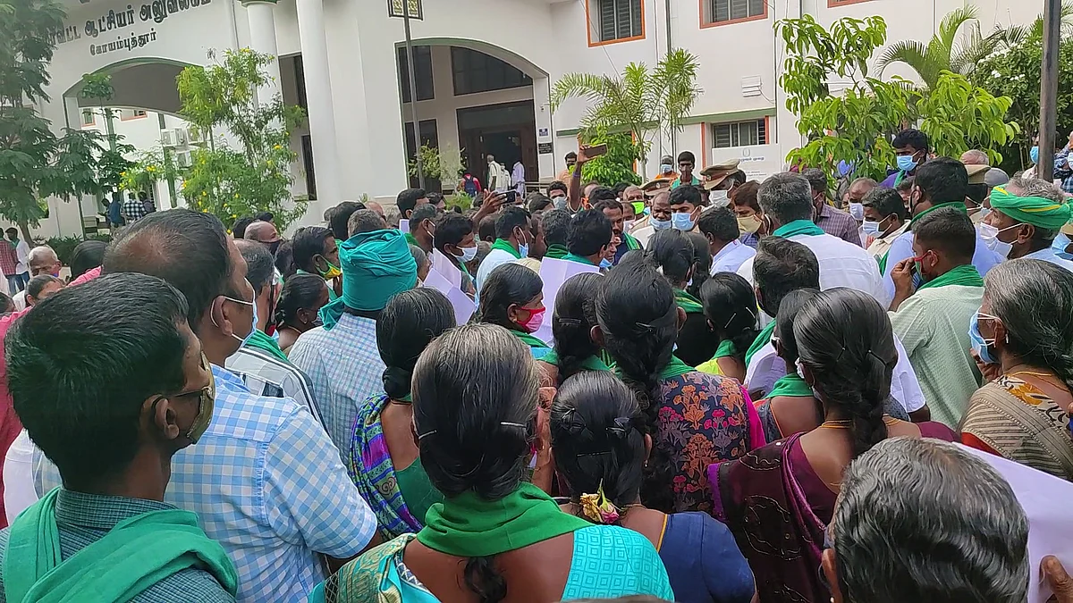 ஆட்சியர் அலுவலகத்தில் திரண்டவர்கள்