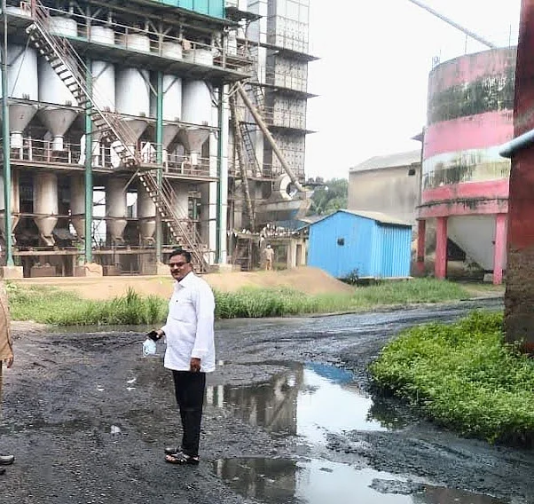ஆலையில் ஆய்வு செய்யும் அப்பர்சுந்தரம்
