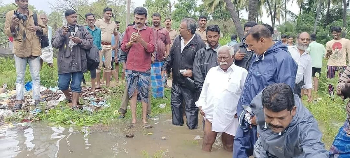 காற்றில் பறக்கும் கரோனா விதிமுறைகள்!