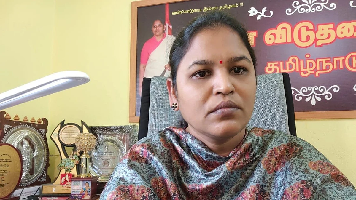 குட்டைப் பாவாடையை மாற்றுங்கள், ஆசிரியைகளை நியமியுங்கள்!