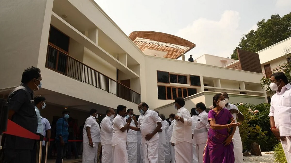 ஜெயலலிதாவின் வேதா நிலையத்தை தீபா, தீபக்கிடம் ஒப்படைக்க உயர் நீதிமன்றம் உத்தரவு