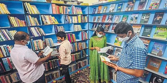 நூலகத்தின் உள்ளே...