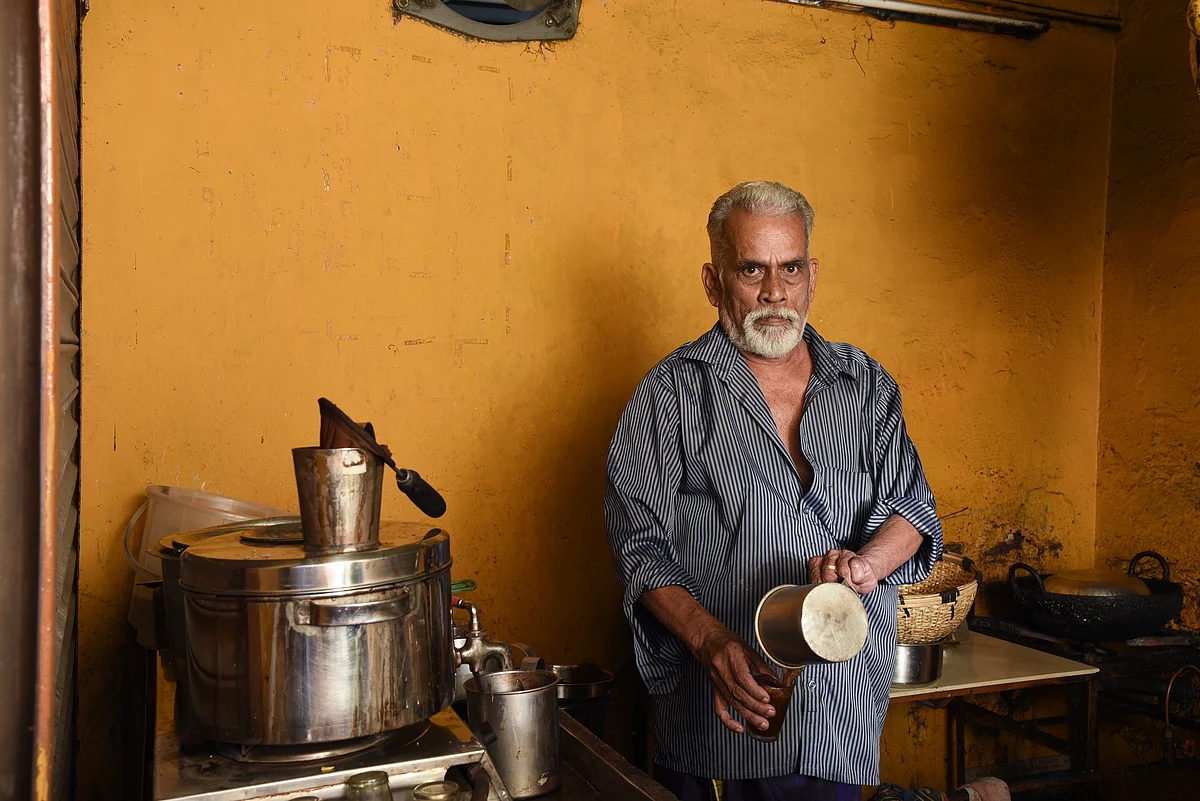 உலகை ரசித்து வாழ்ந்த தேநீர் கடைக்காரர் காலமானார்