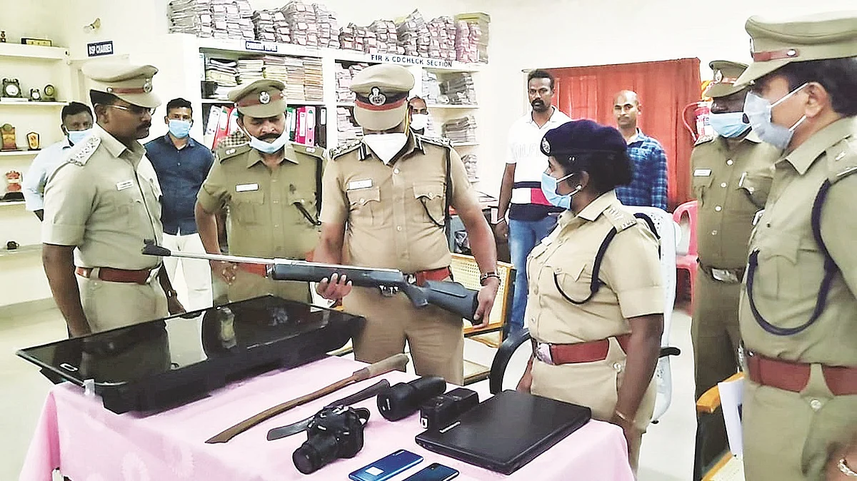கொள்ளையர்களிடம் இருந்து பறிமுதல் செய்யப்பட்ட ஏர்கன்னை வேலூர் சரக டிஐஜி ஏ.ஜி.பாபு ஆய்வு செய்தார். அருகில், எஸ்பி டாக்டர் தீபா சத்யன் உள்ளிட்டோர்.