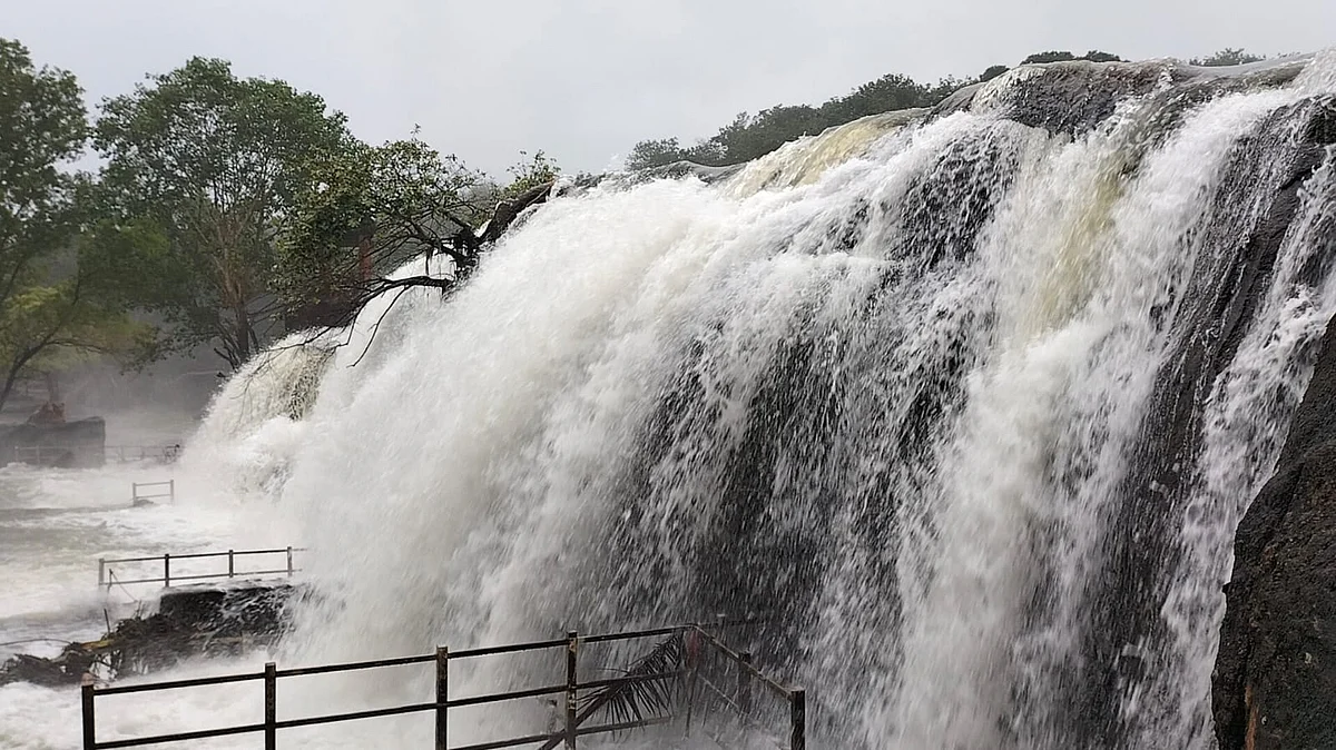 திற்பரப்பு அருவிக்கு போகாதீங்க: அபாய அளவைத் தாண்டி கொட்டுகிறது தண்ணீர்!