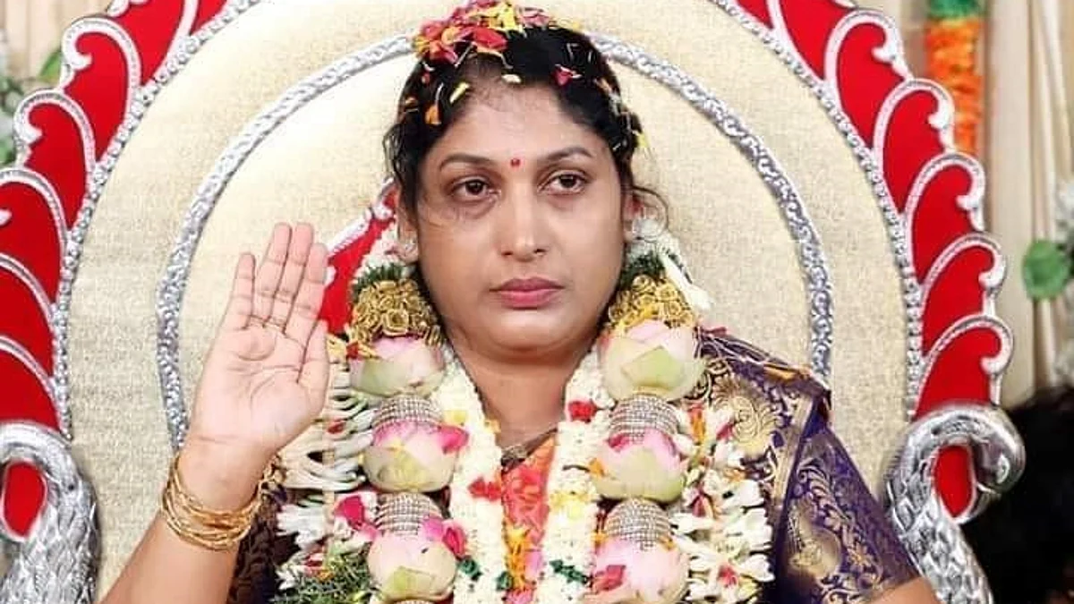 சாமியாராக அன்னபூரணி
