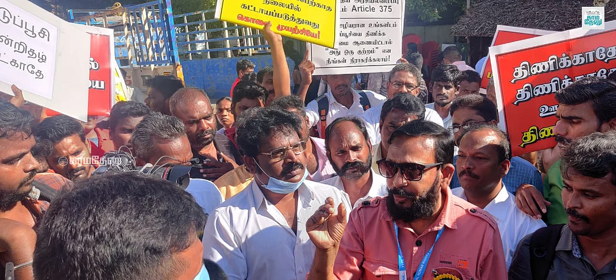கட்டாயத் தடுப்பூசிக்கு எதிராக ஆர்ப்பாட்டம்: கைதுசெய்யத் தயங்கிய போலீஸ்!