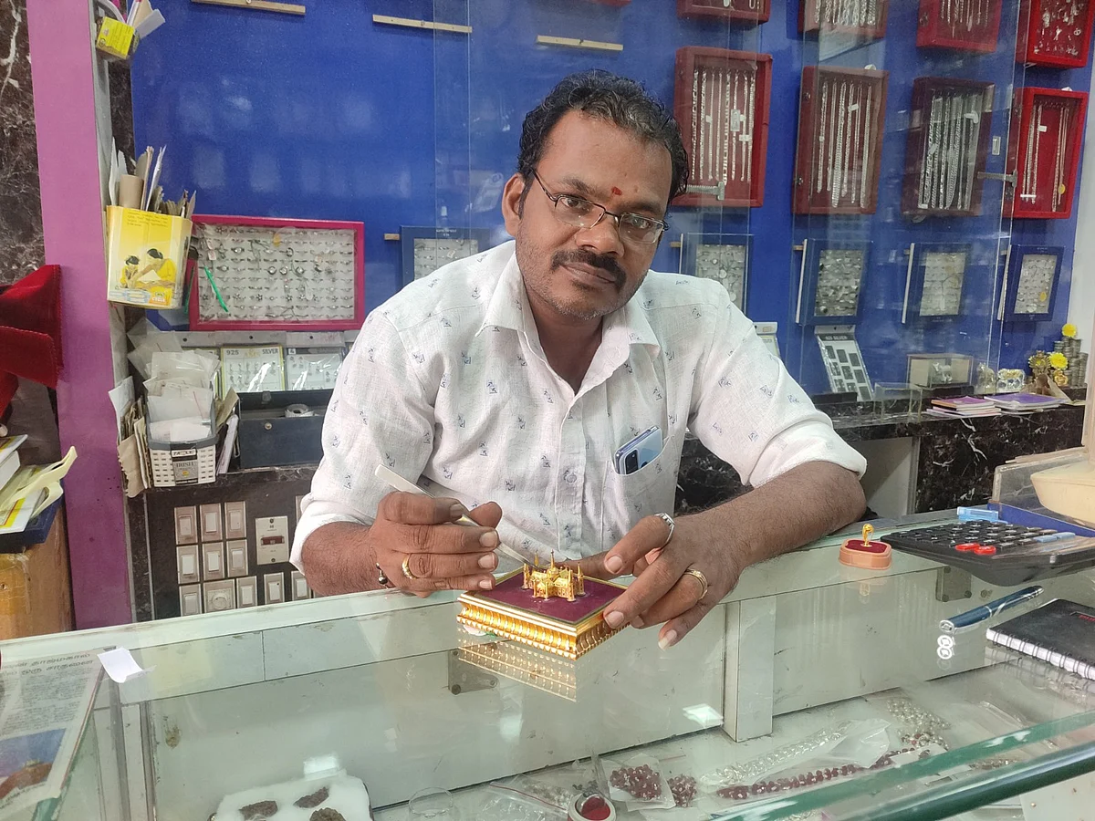 3 கிராம் தங்கத்தில் வேளாங்கண்ணி பேராலயத்தை உருவாக்கிய பொற்கொல்லர்!