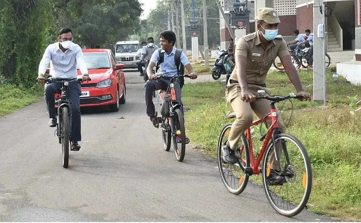 சைக்கிள் மிதித்து அலுவலகம் வந்த ஆட்சியர்!