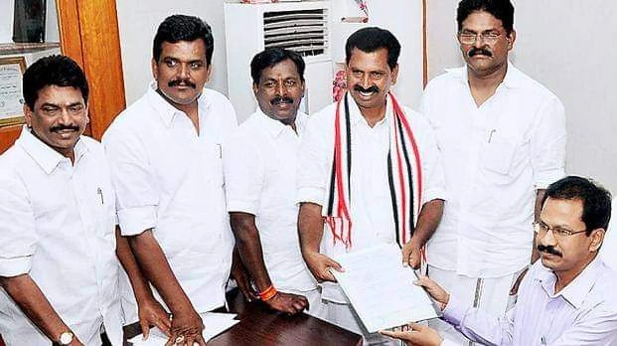 2014 மக்களவைத் தேர்தலில் வேட்புமனுத் தாக்கல் செய்கிறார் பார்த்திபன். அருகில் அன்றைய மாவட்டச் செயலாளர் தங்க தமிழ்ச்செல்வன்.