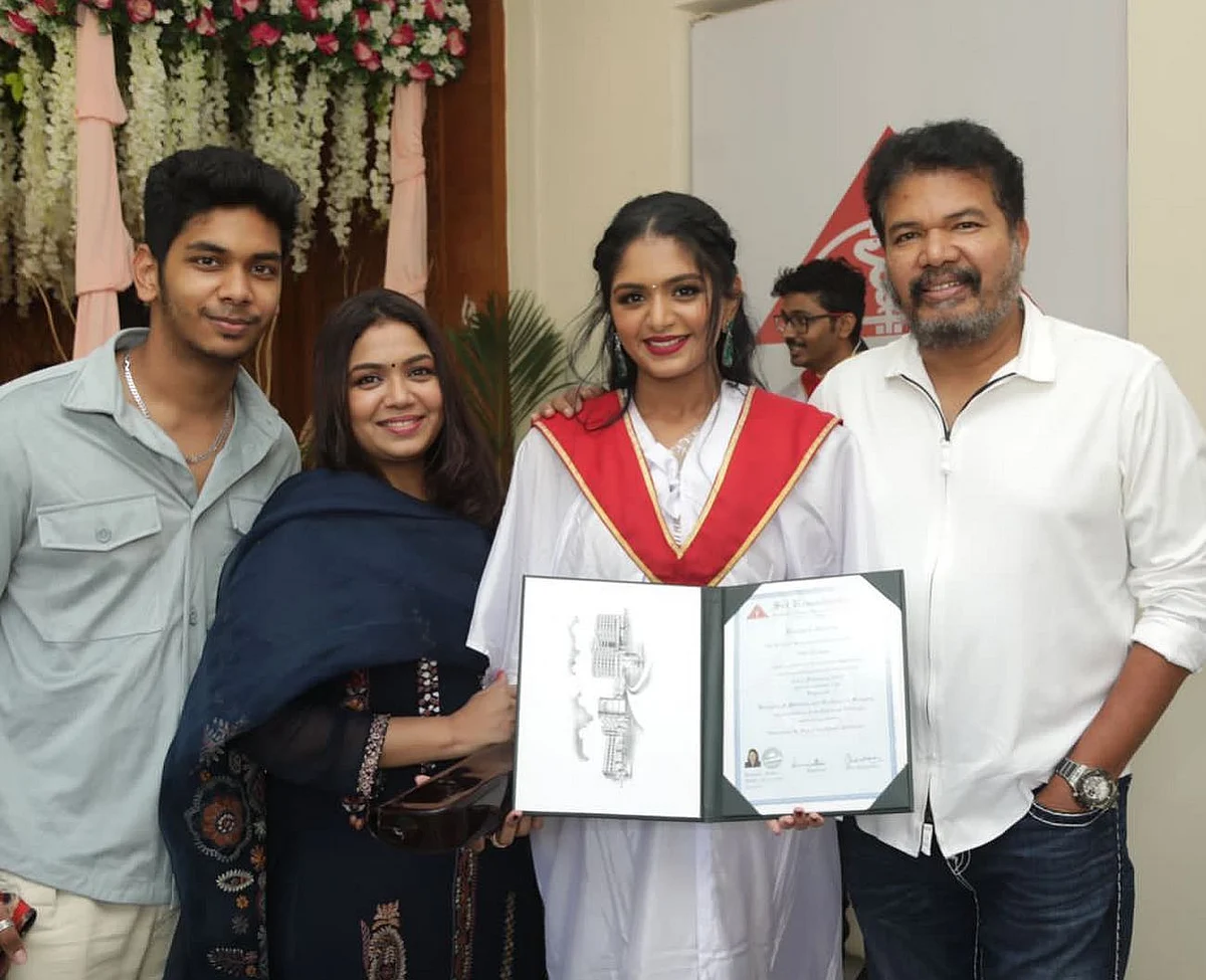 மருத்துவரானார் இயக்குநர் ஷங்கரின் மகள்
