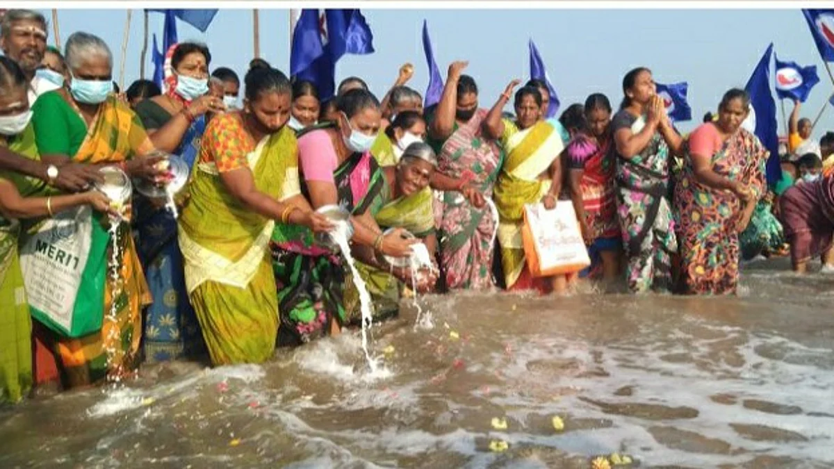 கடலூர் சிங்காரத் தோப்பில் அஞ்சலி செலுத்தும் மீனவ மக்கள்