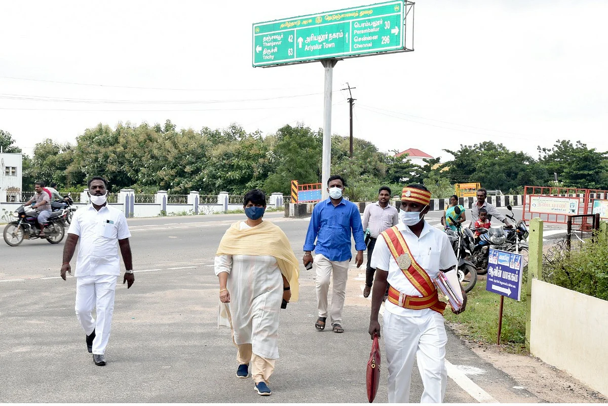 அலுவலகத்துக்கு நடந்துசென்ற அரியலூர் ஆட்சியர்