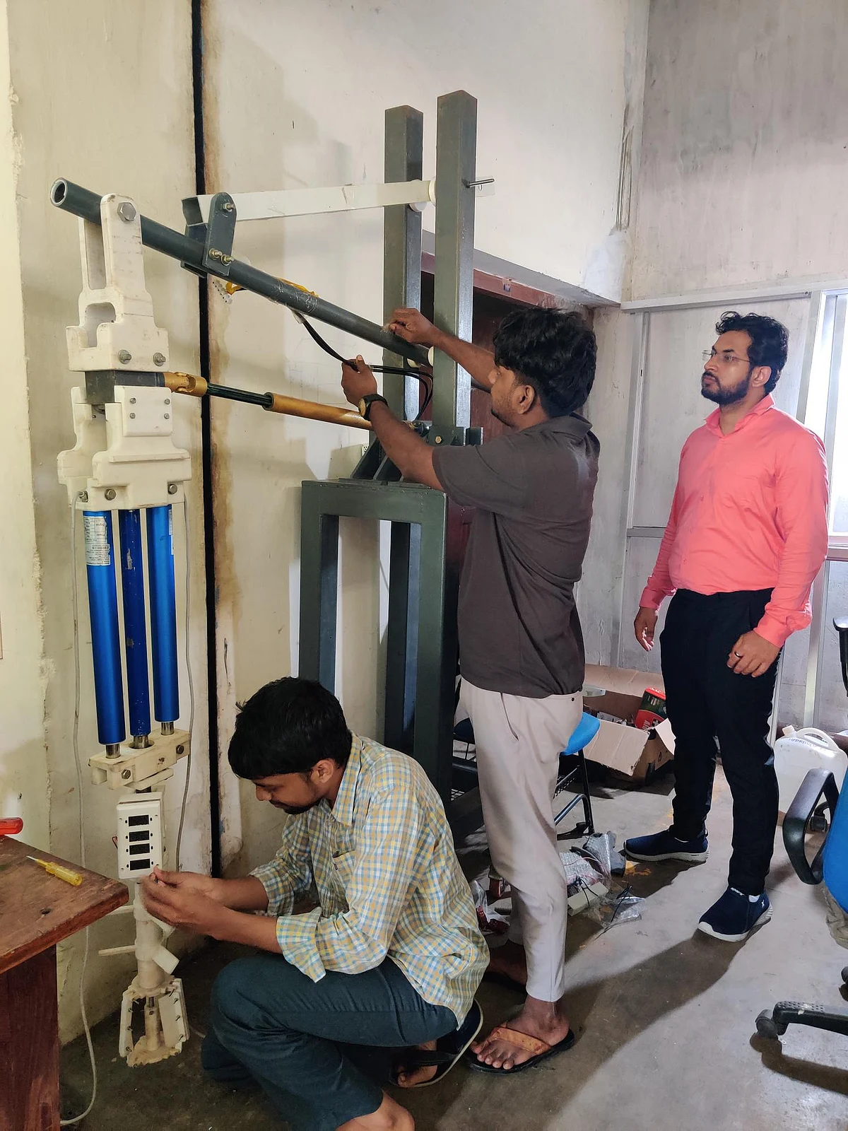ரோபோவை வடிவமைக்கும் பணியில் சிவசுப்பிரமணியன், மனோஜ், பாவேஷ் நாராயண்