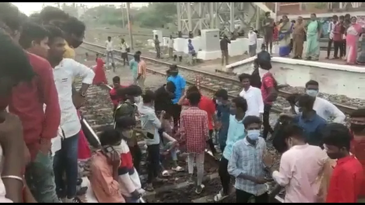 ஓடும் ரயிலில் கல்லூரி மாணவர்கள் கேக் வெட்டி ரகளை