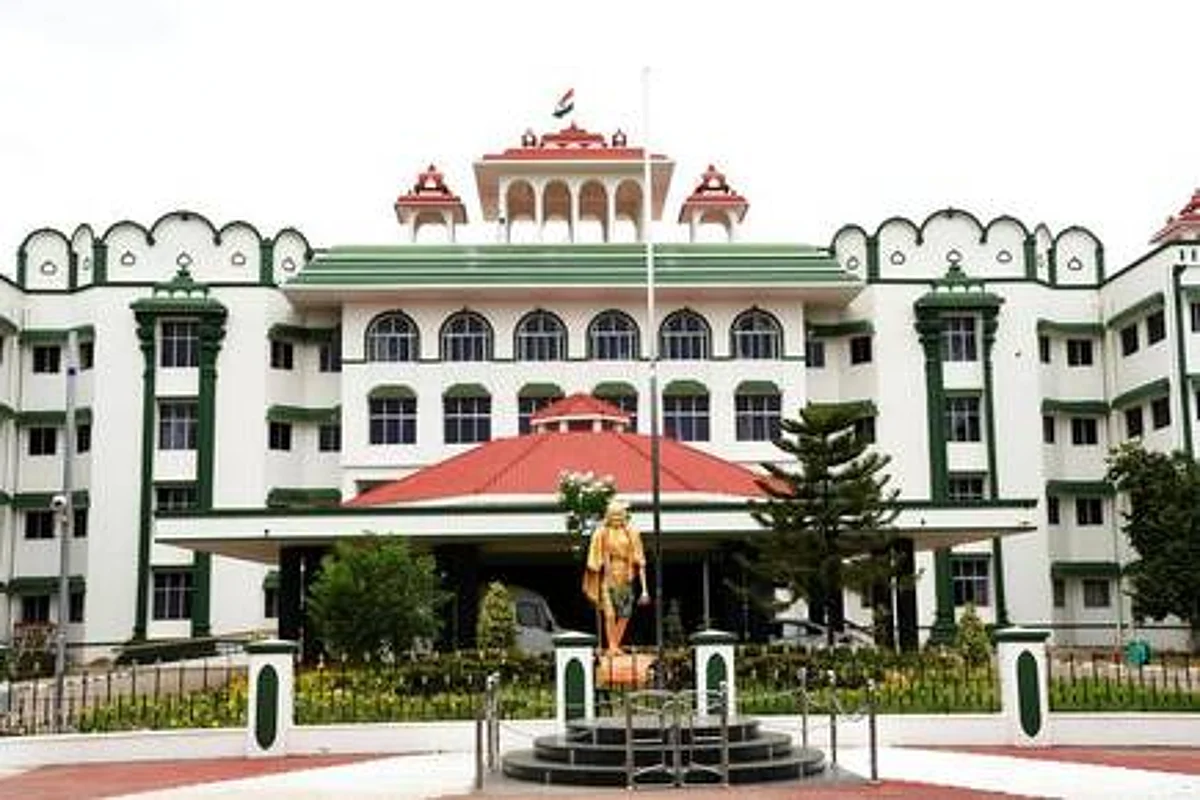 உயர் நீதிமன்றம்