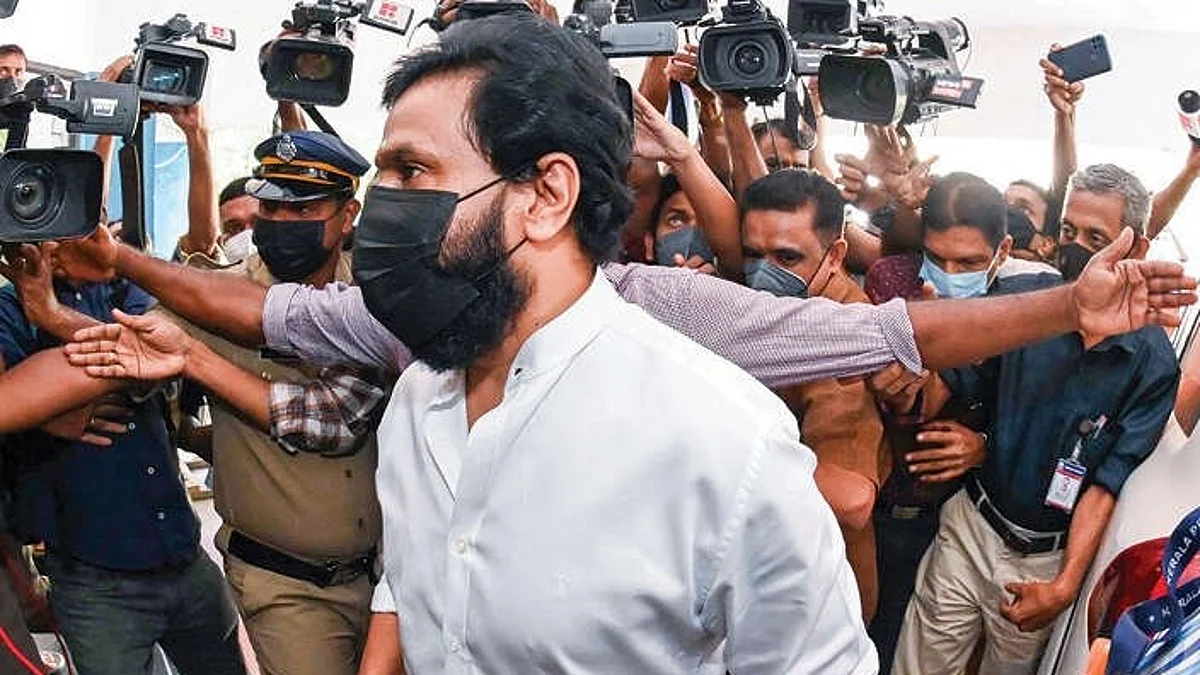நீதிமன்றத்தில் செல்போன்களை சமர்ப்பித்தார் நடிகர் திலீப்